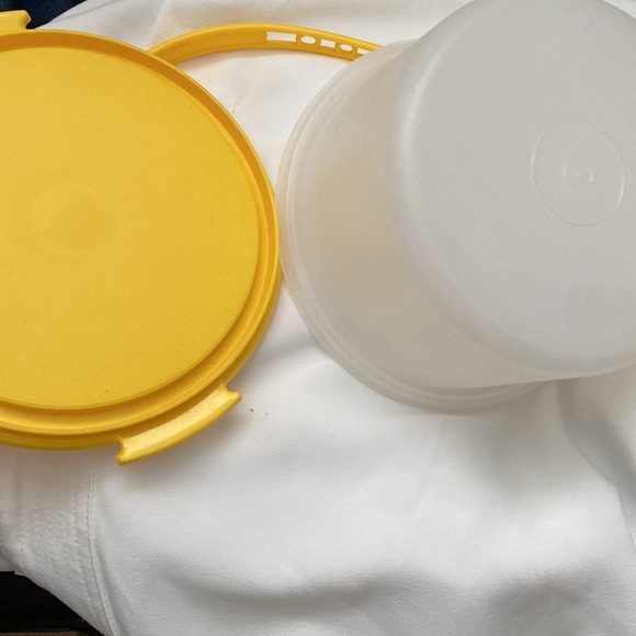 TUPPERWARE TOYS cake done serving tray small yellow with handheld new condition - Picture 2 of 4